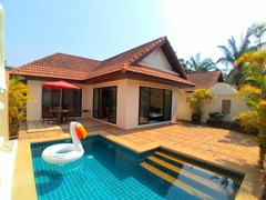 House for rent Jomtien showing the house and pool 