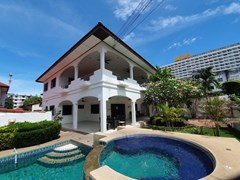 House for rent Jomtien showing the house and pool 