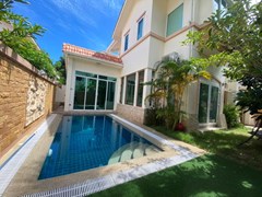 House for rent Jomtien showing the house, garden and pool