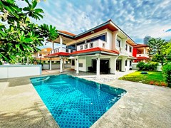 House for rent Jomtien showing the house, garden and pool 