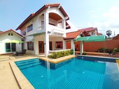 House for rent Jomtien showing the house, pool and carport 