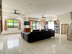 House for rent Jomtien showing the living room