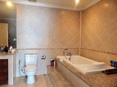 House for rent Jomtien showing the master bathroom with bathtub
