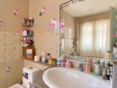House for rent Jomtien showing the master bathroom with bathtub 