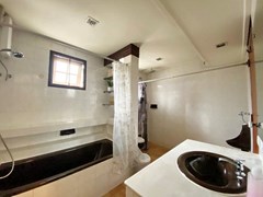 House for rent Jomtien Pattaya showing the master bathroom 
