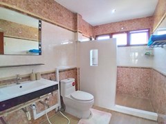 House for rent Jomtien showing the master bathroom 