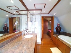 House for rent Jomtien showing the master bathroom 
