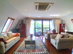 House for rent Jomtien showing the master bedroom and balcony 