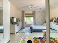 House for rent Jomtien showing the master bedroom with living area 