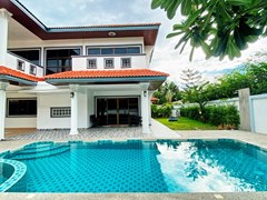 House for rent Jomtien showing the pool and covered terrace 