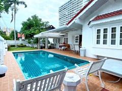 House for rent Jomtien Pattaya showing the pool, house and covered terrace 