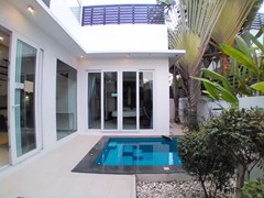 House for rent Jomtien showing the pool and garden 