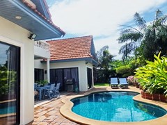 House for rent Jomtien showing the terraces and pool