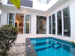 House for rent Jomtien showing the poolside terrace and house 