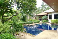 House for rent Jomtien showing the swimming pool and garden