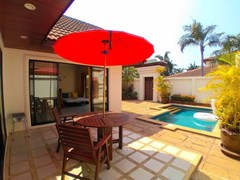 House for rent Jomtien showing the terrace and pool 