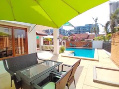 House for rent Jomtien showing the terrace and pool 