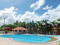 House for rent Mabprachan Pattaya showing the communal swimming pool