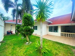 House for rent Mabprachan Pattaya showing the garden and house 
