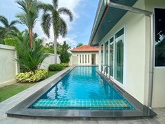 House for rent East Pattaya showing the garden and pool 