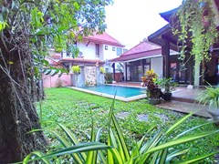 House for rent Mabprachan Pattaya showing the garden and pool  