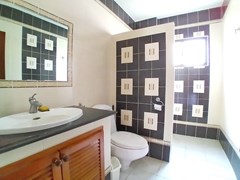 House for rent Mabprachan Pattaya showing the guest bathroom 