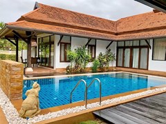 House for rent Mabprachan Pattaya showing the house and pool 