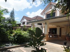 House for rent Mabprachan Pattaya showing the house and garden