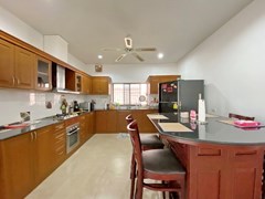 House for rent Mabprachan Pattaya showing the kitchen and counter 