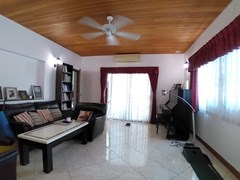 House for rent Mabprachan Pattaya showing the living room 