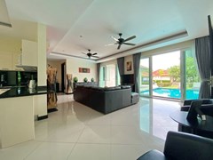 House for rent Mabprachan Pattaya showing the living room 
