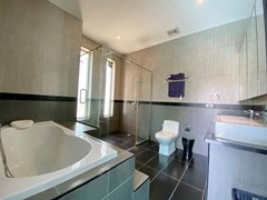 House for rent Mabprachan Pattaya showing the master bathroom with bathtub 