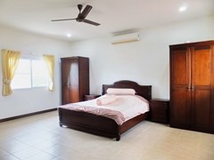 House for rent Mabprachan Pattaya showing the master bedroom