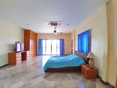 House for rent Mabprachan Pattaya showing the master bedroom and balcony 