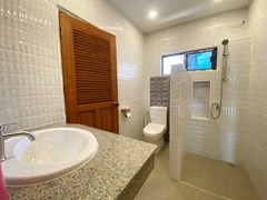 House for rent Mabprachan Pattaya showing the second bathroom 