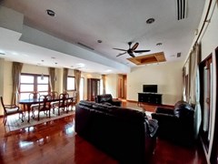 House for rent Na Jomtien showing the living and dining areas 