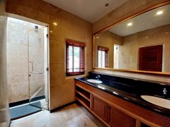 House for rent Na Jomtien showing the master bathroom 