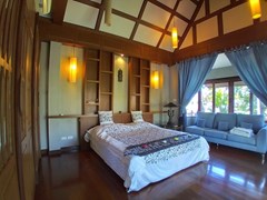 House for rent Na Jomtien showing the second master bedroom and wardrobes 