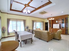 House for rent North Pattaya showing the living and dining areas 
