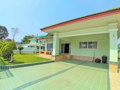 House for rent North Pattaya showing the house and carport 