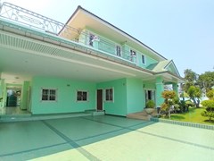 House for rent North Pattaya showing the house, carport and garden 