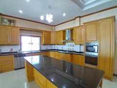 House for rent North Pattaya showing the kitchen 