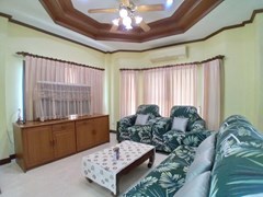 House for rent North Pattaya showing the living room 