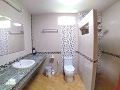 House for rent North Pattaya showing the master bathroom 
