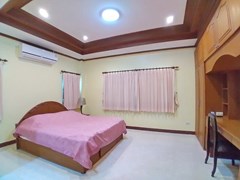 House for rent North Pattaya showing the master bedroom with wardrobes 