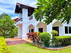 House for rent Pattaya Ban Amphur showing the house and garden 