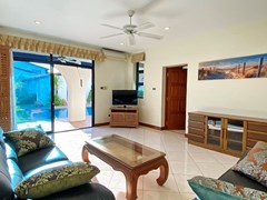 House for rent Pattaya Mabprachan showing the living room pool view 
