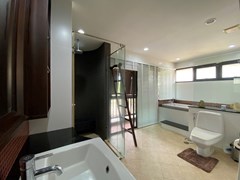 House for rent Pattaya Mabprachan showing the master bathroom 