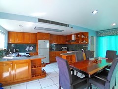 House for rent Pattaya Pong showing the dining and kitchen areas 