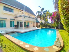 House for rent Pattaya Pong showing the house and pool  